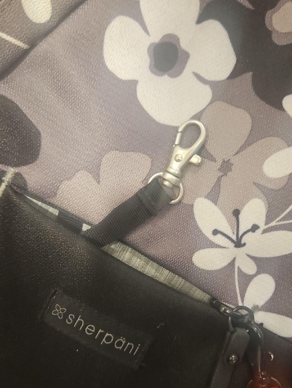 Sherpani ESPRIT Sling Bag - Picture 9 of 10